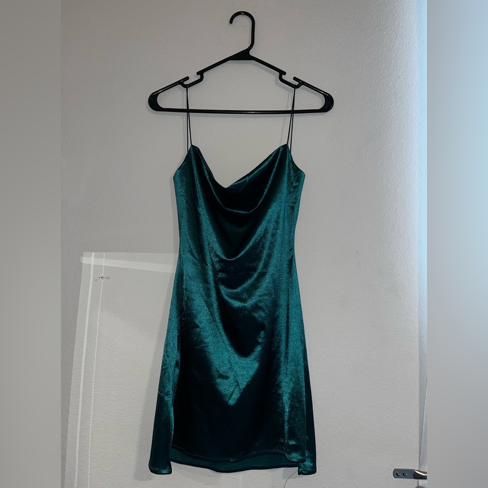 (NWT) ZAFUL Emerald green silky dress, swooping neckline and small side slits.